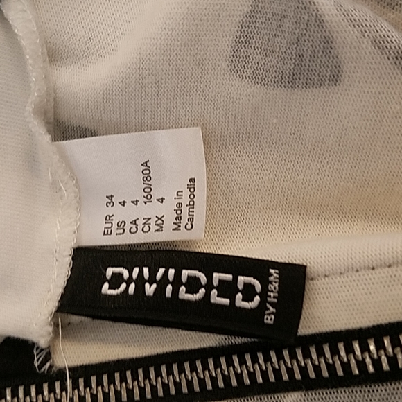 H&M Divided white with black bows zipper back short sleeve t shirt - Picture 7 of 8